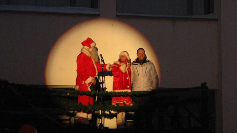 Linna jõulukuusel tulede süütamine